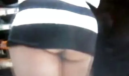زن زیبا گربه را تصاویر سکسی متحرک خارجی روی پله ها لمس می کند