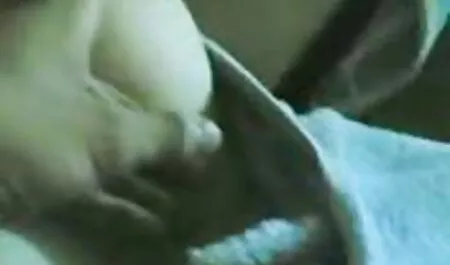 زن بالغ با دو دانه فلفل در عکس سکسب خارجی سطح صورت و گربه