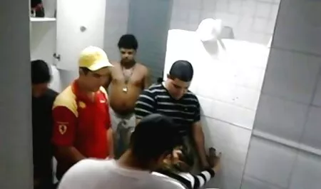 بلوند زیبا با دو پسر به طور هم زمان در رختخواب عکس کونخارجی رد و بدل شد