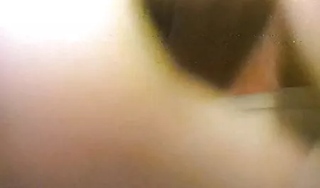 جوجه مو قرمز نوک پستانهای خود را نگه داشته و پاهای خود را در عکسای کیرتوکس جوراب نشان می دهد