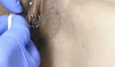 او یک غریبه عکسهای سوپرسکسی خارجی بالغ را با شراب معالجه کرد و او را روی صندلی کاشت