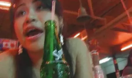 دو گره یک مرد را گرفتند و او را بستند ، خروسهایش را لیس زدند و او را مجبور کردند عكس سكسى خارجى